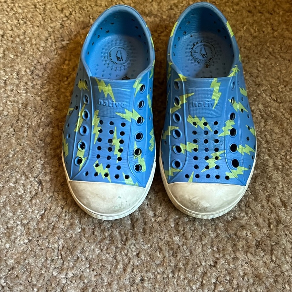 Natives size 7- lightning bolts